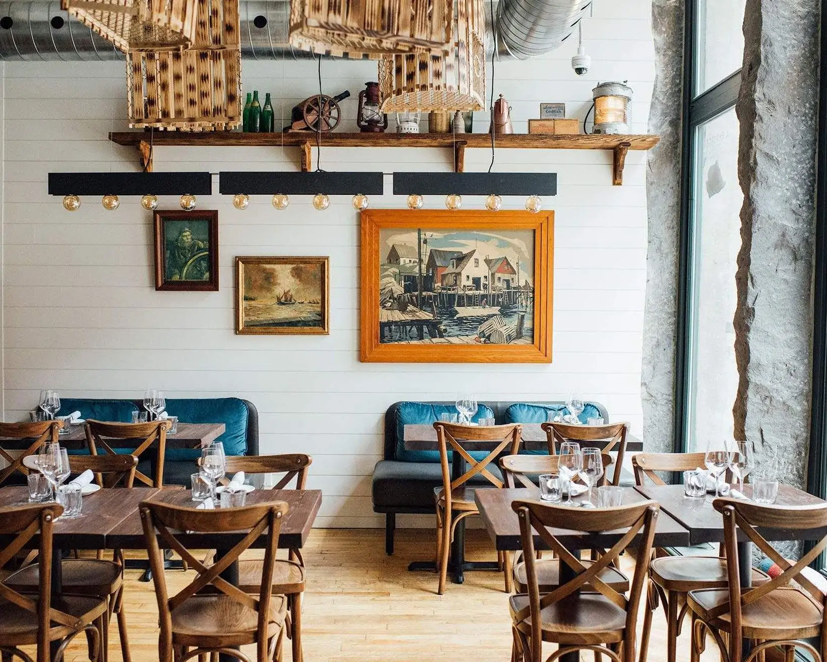 Image montre l'intérieur d'un restaurant avec de tables vides